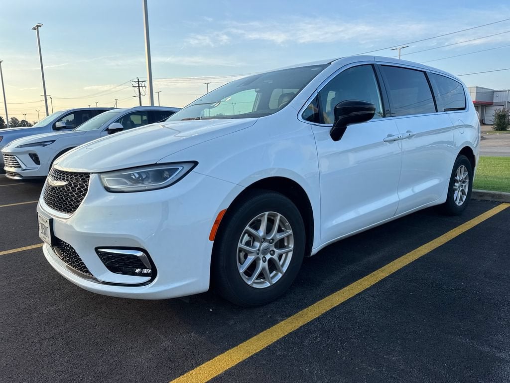 2025 Chrysler Pacifica Select in Bright White Cl — front three-quarter view